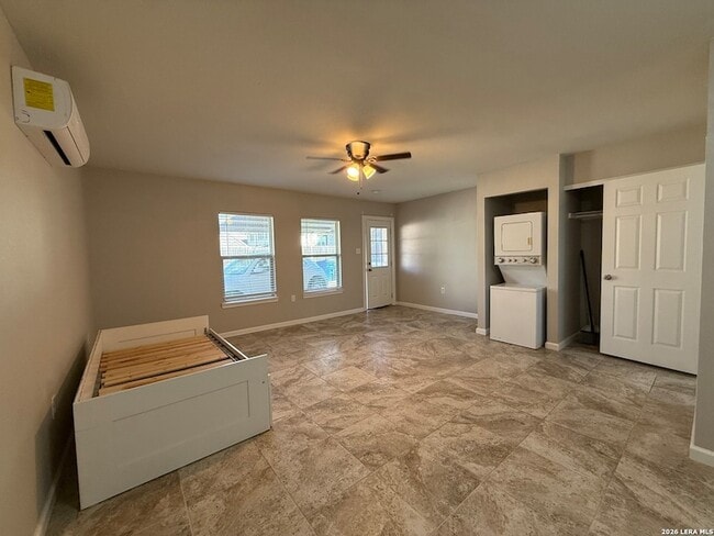 Building Photo - 269 E Rosewood Ave