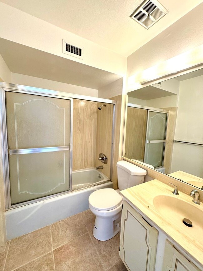 Building Photo - Eastside Townhome