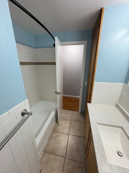 Building Photo - 7641 Elmwood Ln