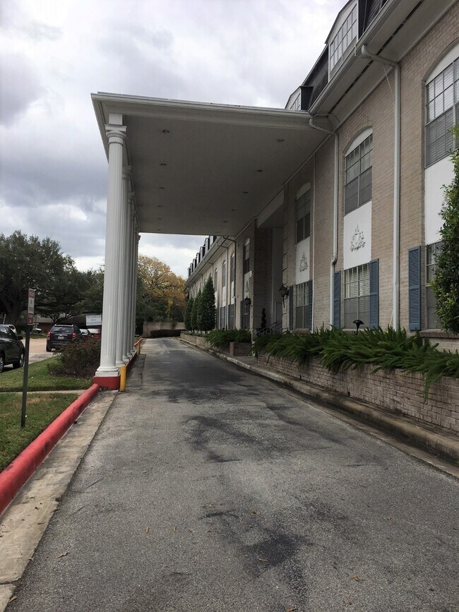 Building Photo - 2601 Bellefontaine St