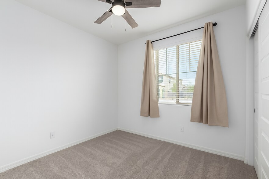 Front bedroom with shared bathroom - 10223 W Piccadilly Rd