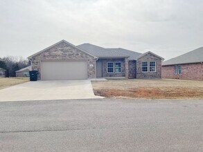 Building Photo - Adorable home in a quiet neighborhood
