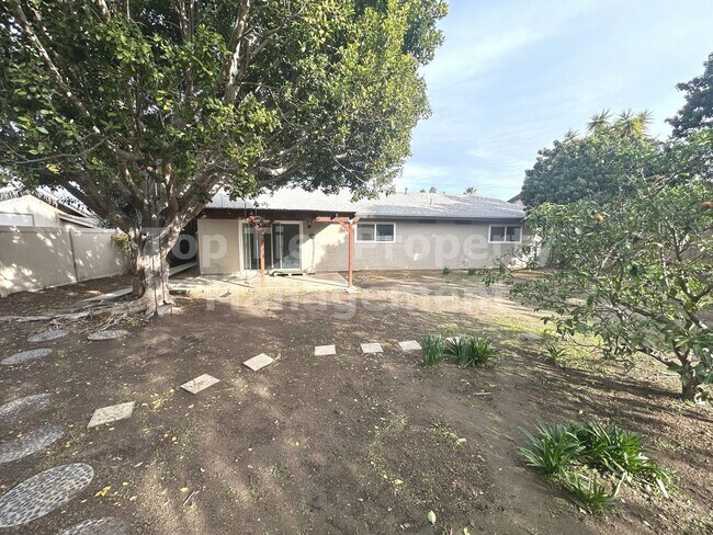 Building Photo - Beautiful 4 Bed/2 Bath House in Central Oceanside - Available NOW***