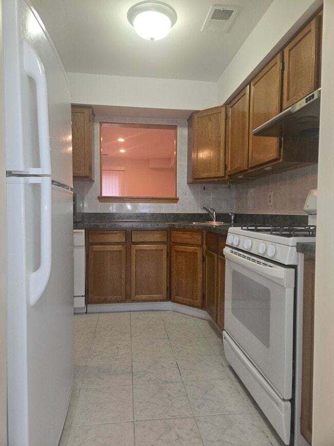 Building Photo - Recently painted & carpeted townhouse with 1,200+ SQ FT, 3-bedroom, 2.5 bathroom and lots of amen...