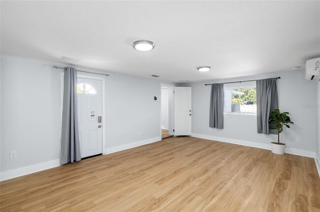 Building Photo - 2606 W Henry Ave