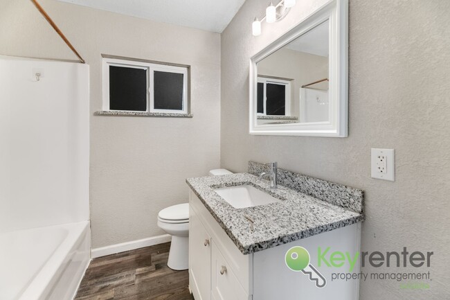 Building Photo - Renovated 3 Bedroom 1 Bathroom with Sunroo...