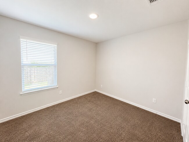 Building Photo - Available for Move-in June 10th!