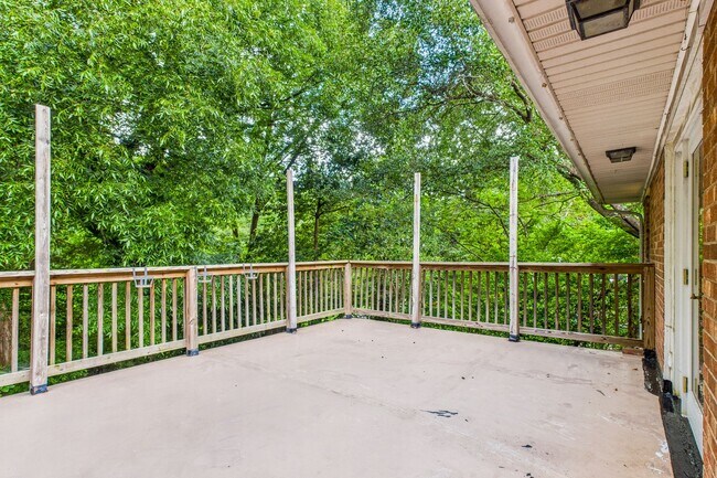 Building Photo - Large Home in Guilford Hills, Hardwood Flo...