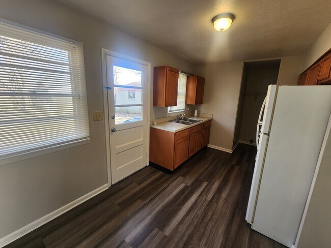 Building Photo - Spacious and updated 3 bedroom 1 bath!