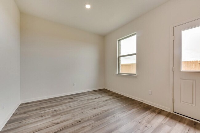 Building Photo - 833 Serena Dr