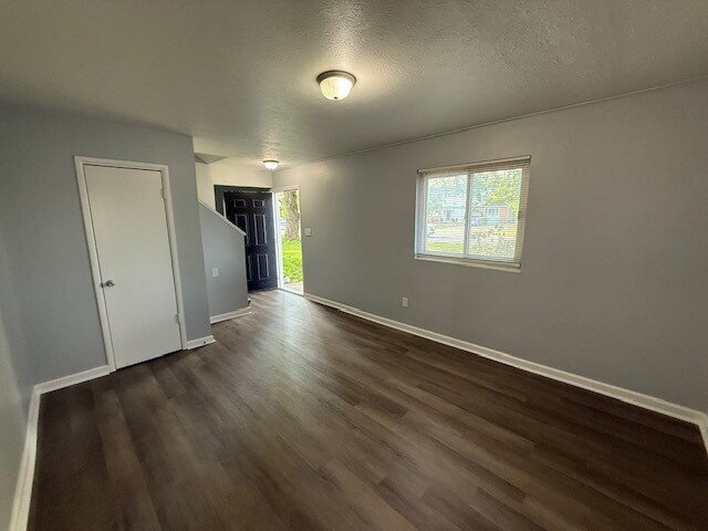Building Photo - EAST SIDE 4 BR RECENTLY UPDATED!  AVAILABLE NOW!