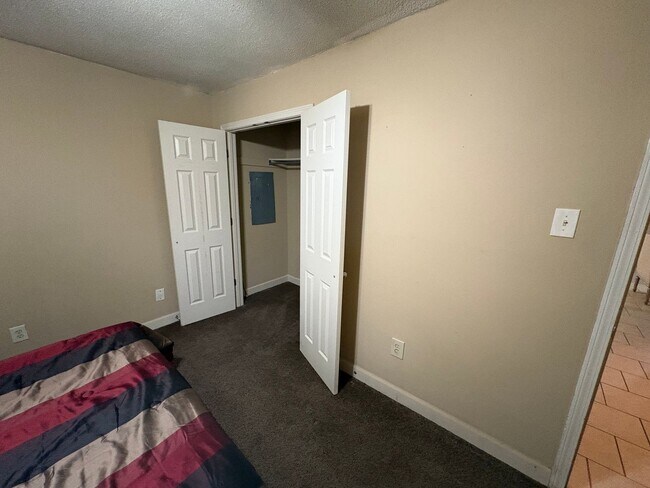 Building Photo - Furnished 2 Bedroom 1 Bath Apartment Close to Campus!