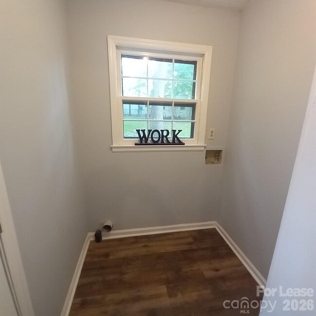 Building Photo - 10417 White Pine Rd