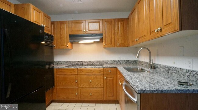 Building Photo - 10 E Lee St