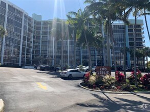 Building Photo - 200 Leslie Dr