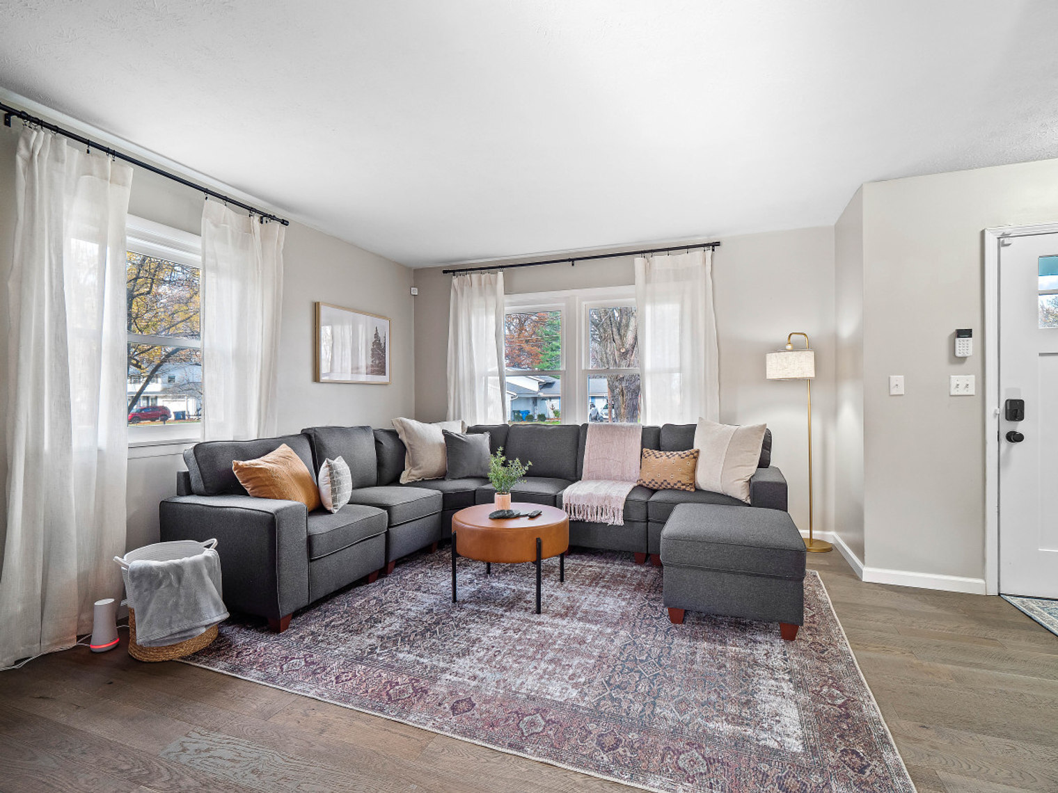 Building Photo - 4861 Pineview Dr