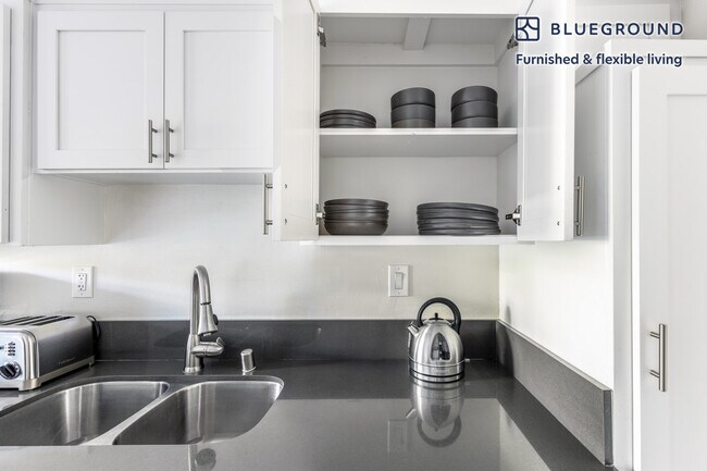 Building Photo - 311 S Doheny Dr