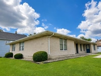 Building Photo - Updated 2-bedroom apartment with parking, front/rear access, modern flooring, full kitchen, and l...