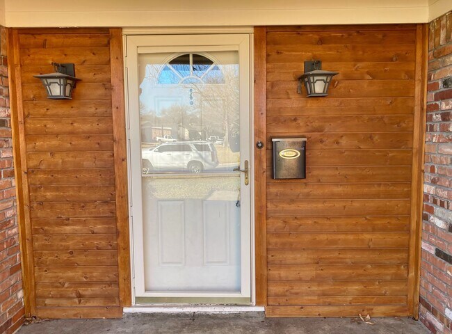 Building Photo - Adorable and Freshly painted Edgecliff Village 3 Bed 2 Bath!!