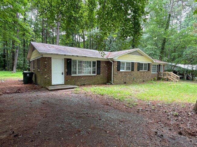 Building Photo - Fantastic location near downtown Pittsboro...