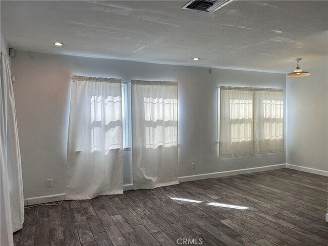 Building Photo - 2588 Genevieve St N