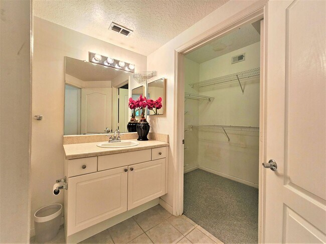 Building Photo - 5050 Fairways Cir
