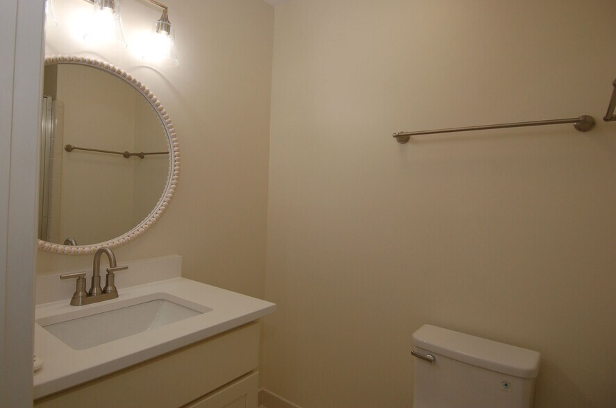 Building Photo - 1651 Village Glenn Dr