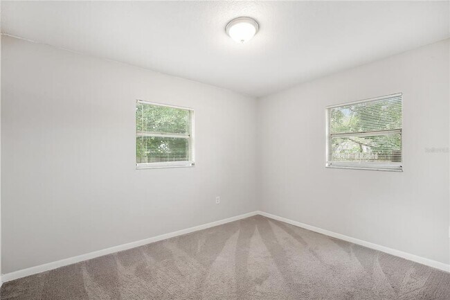 Building Photo - 9618 Pineridge Ave