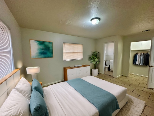 Building Photo - Charming 3-Bedroom, 1.5-Bathroom Home with Stunning Lake Views