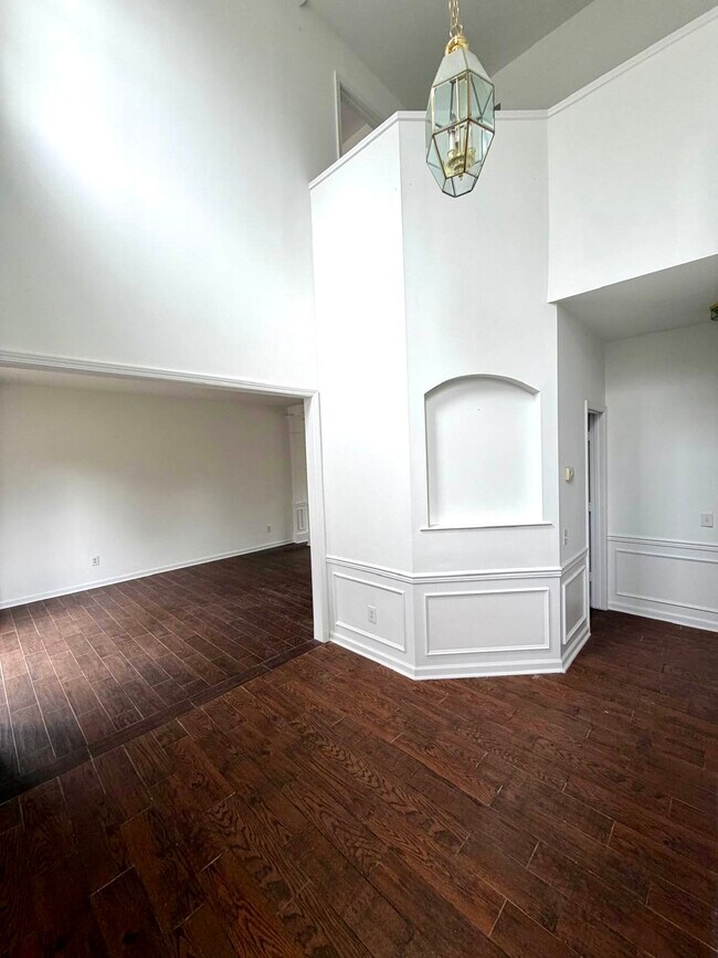 Building Photo - 6229 Bells Mill Dr