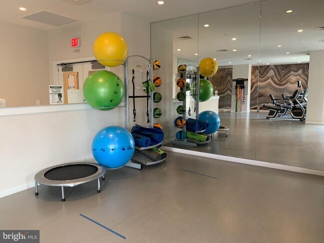 Building Photo - 4915 Hampden Ln