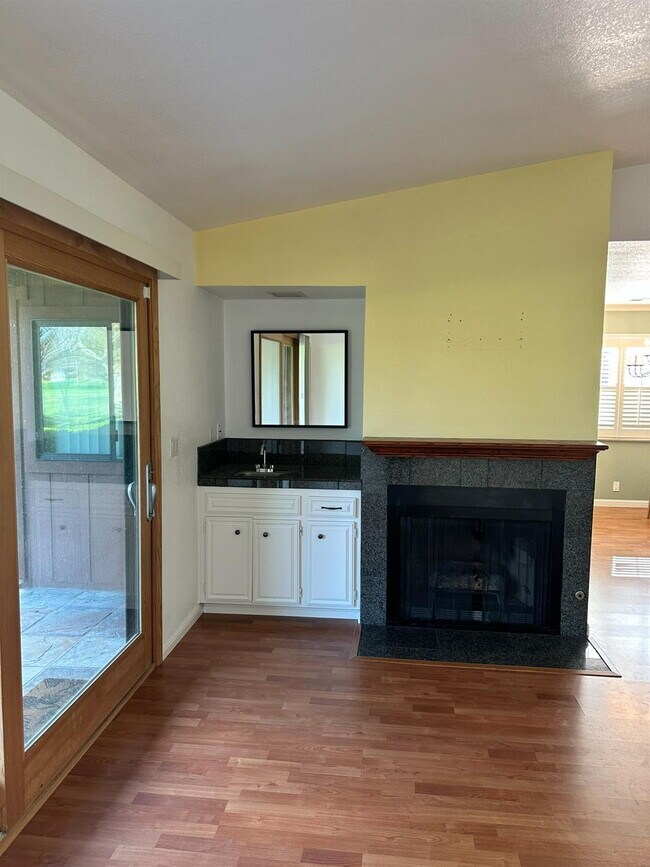 Building Photo - Fabulous condominium home on 6th Fairway of El Macero Country Club.