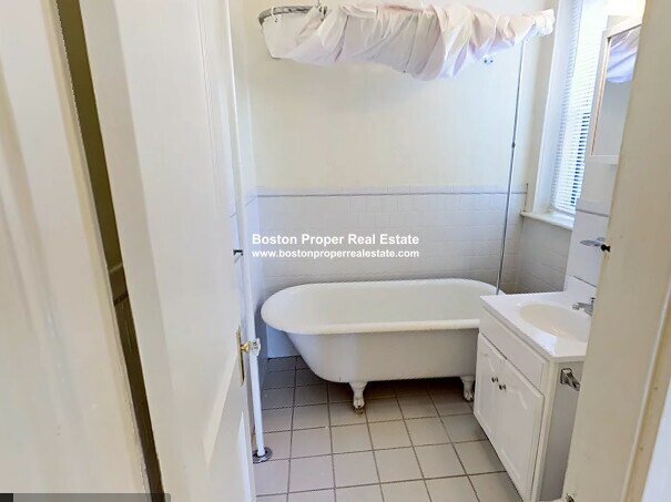 Building Photo - 102 Queensberry St