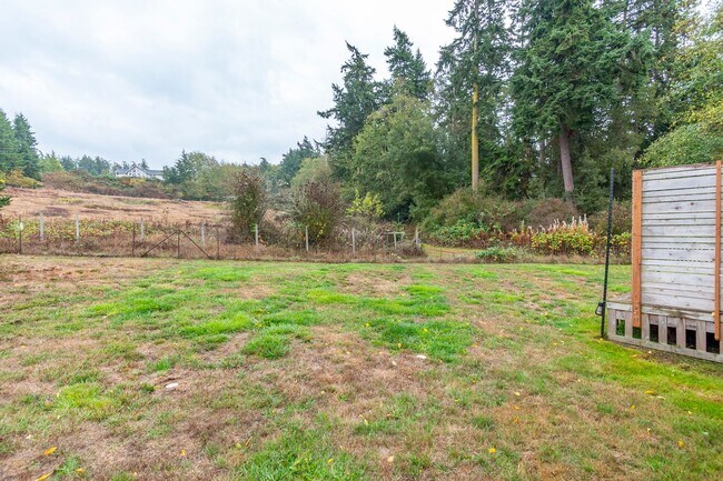 Building Photo - Updated 2-Bedroom Home with Bonus Room on ...