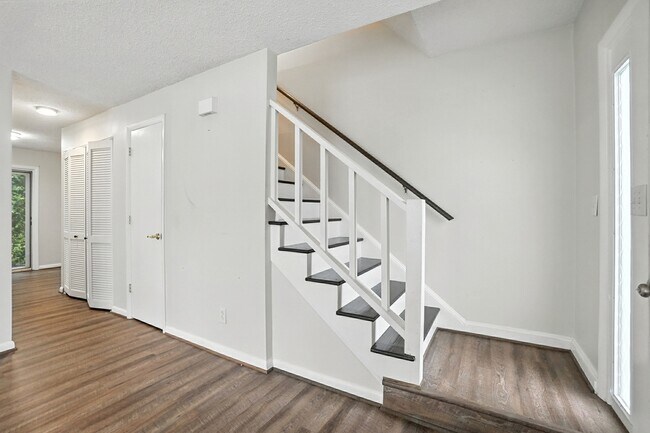 Building Photo - 1101 Surry Ln