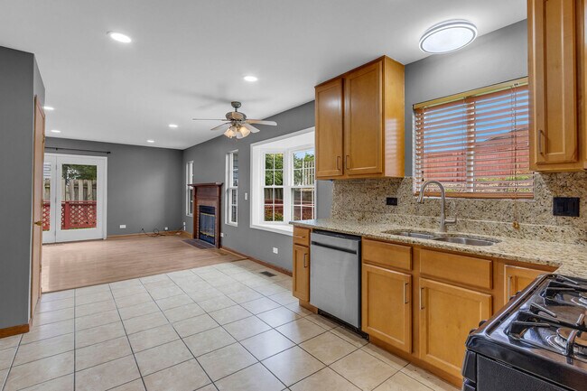 Building Photo - 2S601 River Oaks Dr