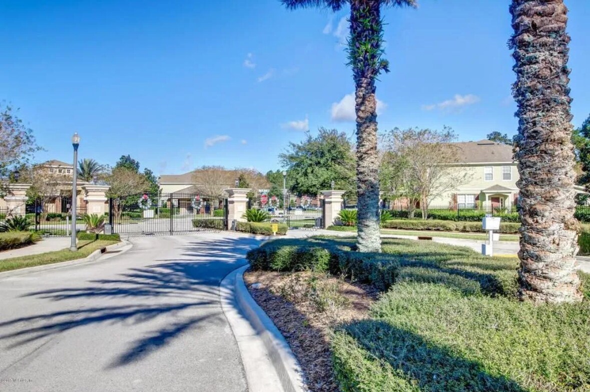 Building Photo - 7014 Roundleaf Dr