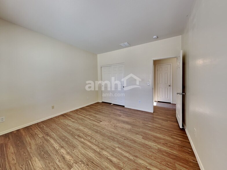 Building Photo - 99 S 165th Dr