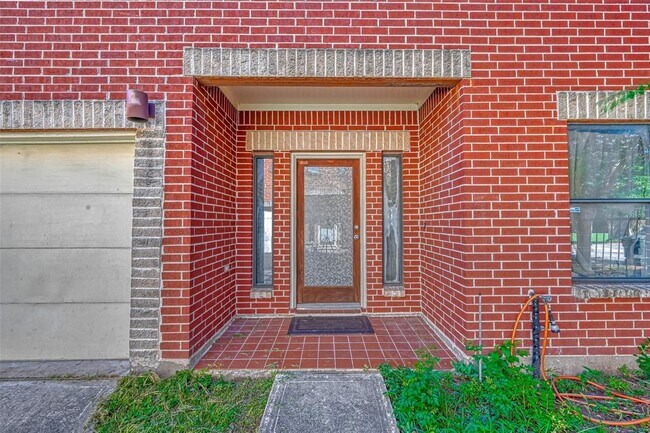 Building Photo - 5723 Larkin St