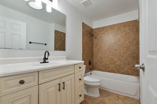 Building Photo - Lovely spacious 3bd/2bath townhouse with screen patio!