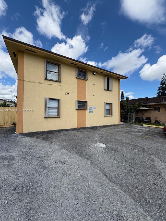 Primary Photo - 231 E 7th St