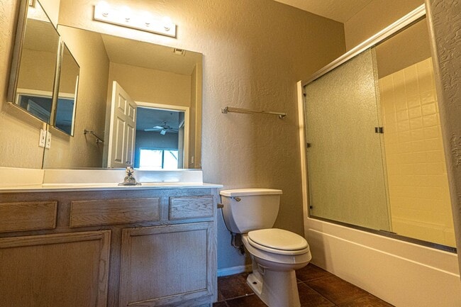 Building Photo - Spacious 2 Bed / 2 Bath Condo in Prime Cha...