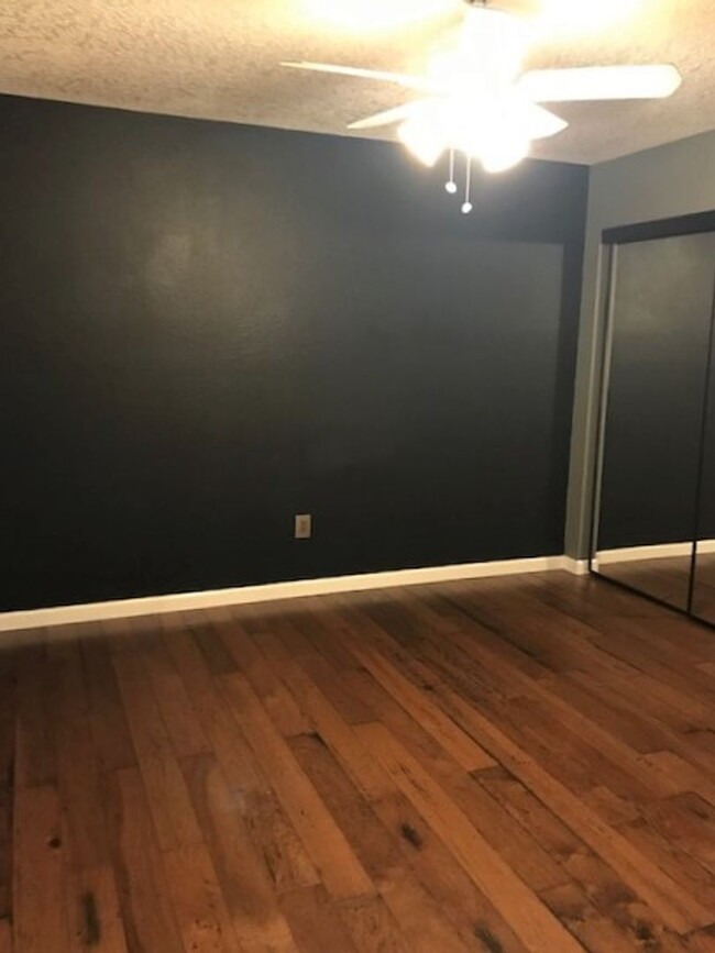 Building Photo - 3 bed 2 bath home