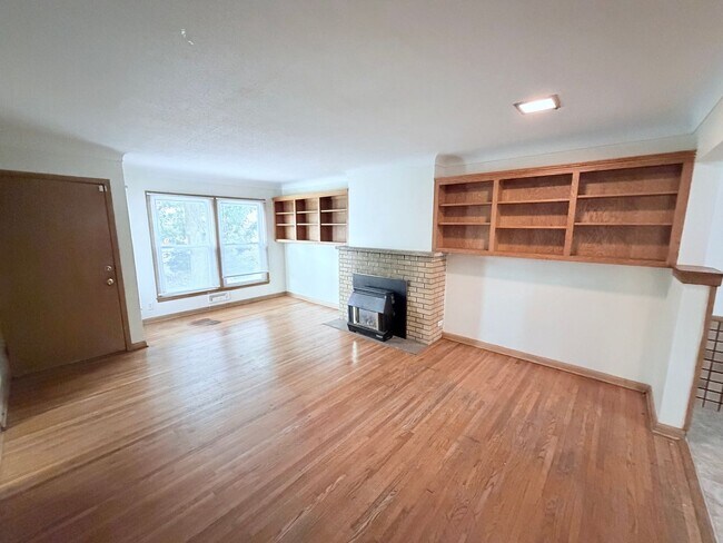 Building Photo - Newly Painted 3BR/2BA Duplex w/ Finished Basement, Jacuzzi Tub & Sun Pad!