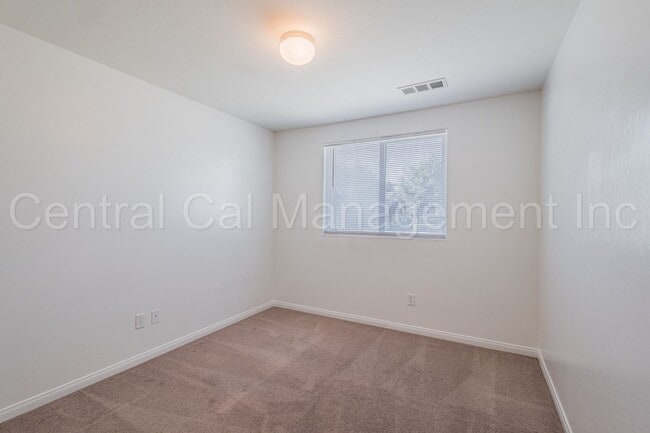 Building Photo - 4 Bedroom/2 Bath Home in Desired Southwest...