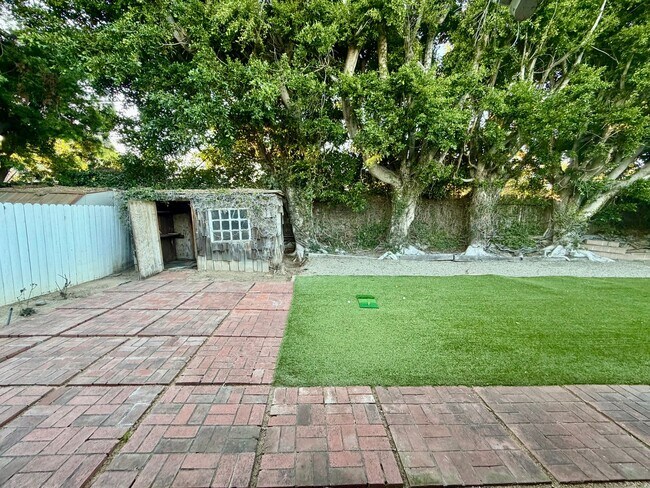 Building Photo - 4 Bedroom Beautiful Tustin Cul-De-Sac Home