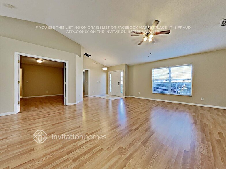 Building Photo - 1047 Lakeview Oaks Dr