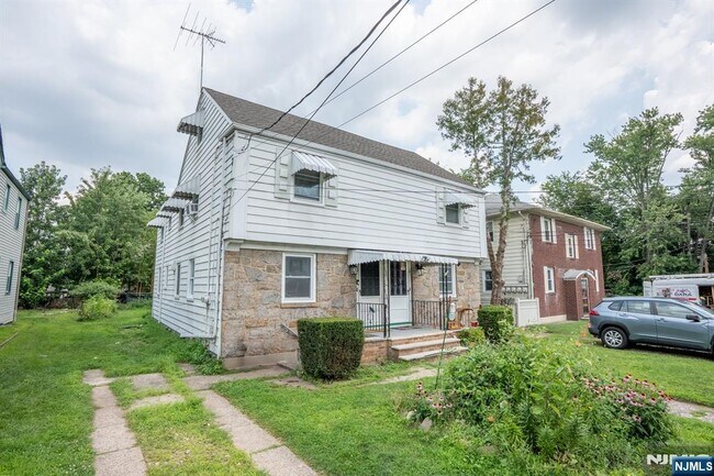 Building Photo - 18 7th St