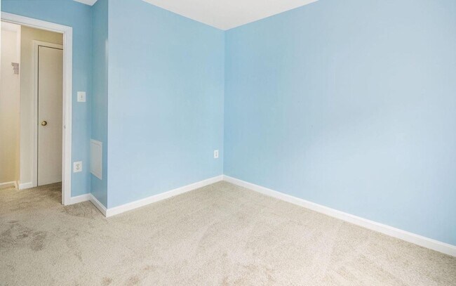 Building Photo - Three level townhome in Taskers Chance available mid June!