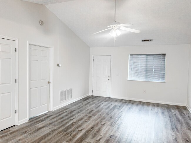 Building Photo - Ranch Style townhome in great Gainesville location